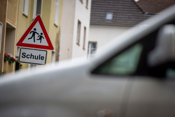 Wenn ein Kind nicht in der Schule ankommt, beginnt für Eltern quälende Ungewissheit - auch über die Frage, ob sie darüber frühzeitig informiert wurden. (Symbolbild) - © Christoph Reichwein/dpa