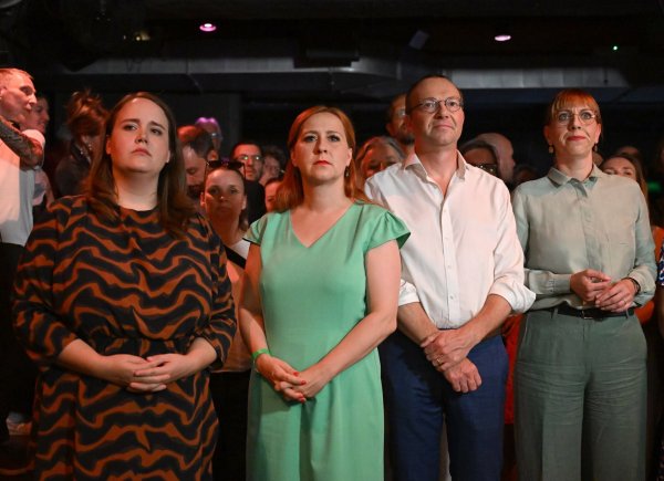 Betroffene Gesichter bei den Grünen: In Thüringen bleibt die Partei unter der 5-Prozent-Hürde, in Sachsen ist sie laut Hochrechnung nur knapp drüber. - © Hendrik Schmidt/dpa