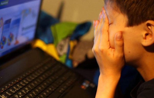 Laut Umfrage hält die große Mehrheit der Bevölkerung Cybermobbing für ein gravierendes Problem und sieht dagegen zu wenig Schutz. (Illustration) - © picture alliance / dpa