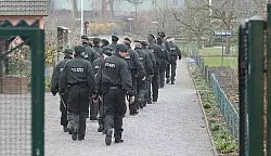 Vermisster Dano: Hundertschaft und Hightech

im Einsatz - &copy; Herford