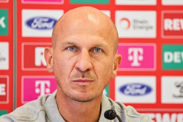 Trainer Gerhard Stuber, neuer Trainer des 1. FC Köln, spricht bei seiner ersten Pressekonferenz. - © Christoph Reichwein/dpa