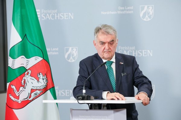 Herbert Reul (CDU), Innenminister von Nordrhein-Westfalen, spricht auf einer Pressekonferenz. - © Jan Woitas/dpa