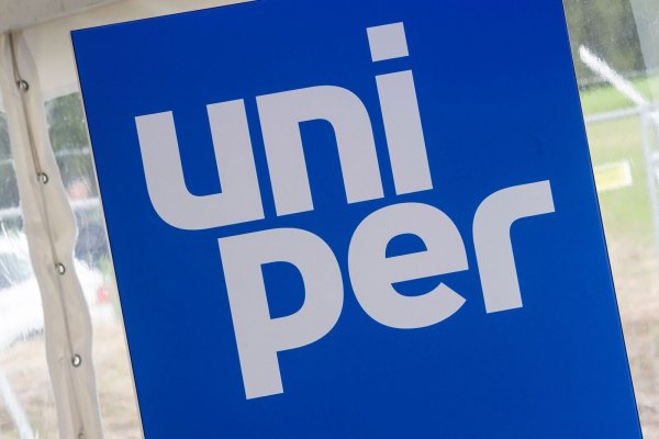Ein Schild mit der Aufschrift «Uniper» steht an der Wand. - © Peter Kneffel/dpa