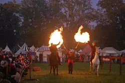 Die Besucher des Festes können sich auf eine große Feuershow freuen. - © Veranstalter
