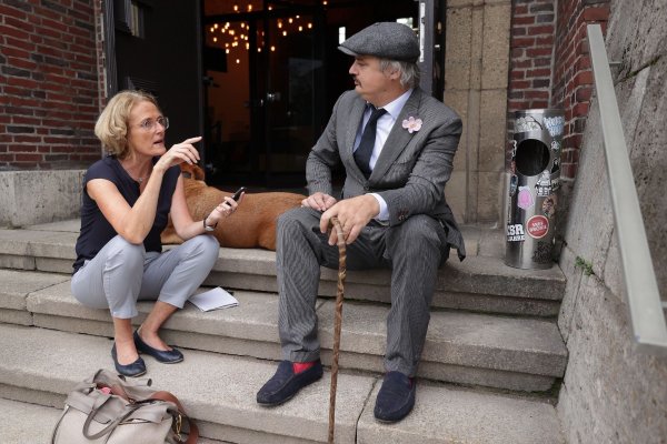 Rockstar Peter Doherty (r) sitzt neben seinem Hund Gladys bei einer Pressekonferenz zur Kunstausstellung "Beyond Fame. - © David Young/dpa