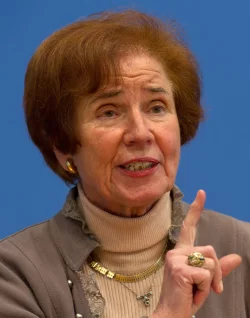 ARCHIV - Beate Klarsfeld gibt am 29.02.2012 eine Pressekonferenz in Berlin. - © dpa