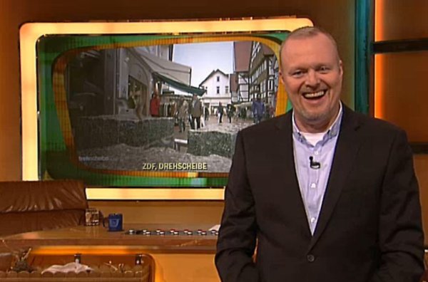 Stefan Raab macht sich über den Geysir-Brunnen lustig. - © Screenshot TV Total/ProSieben