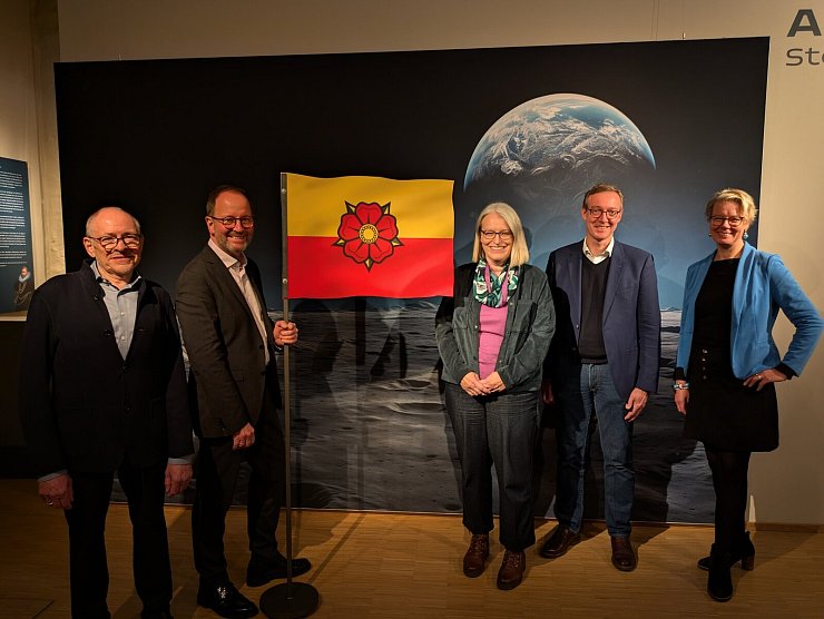 Beteiligte und Offizielle laden ein: Klaus Eikmeier von der Internationalen Amateursternwarte, Jörg Düning-Gast, Verbandsvorsteher des Landesverbandes Lippe, Dr. Susanne Hilker, Kuratorin und Museumspädagogin, Dr. Michael Zelle, Direktor des Lippischen Landesmuseums/Weserrenaissance-Museums Schloss Brake, Silvia Herrmann, Leiterin des Weserrenaissance-Museums Schloss Brake (von links). - © Weserrenaissance-Museum Schloss Brake