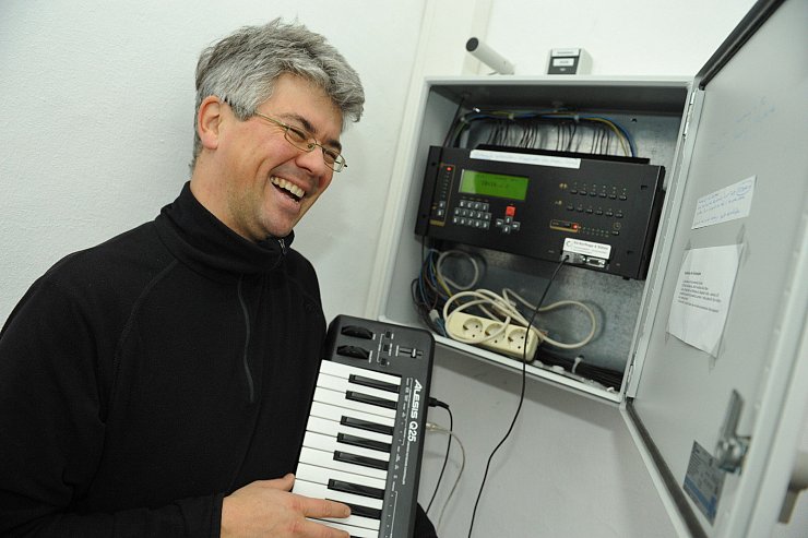 Volker Jänig ist Kantor der St. Marien Gemeinde und wird in diesem Jahr das Glockenspiel spielen. - © Nicole Ellerbrake