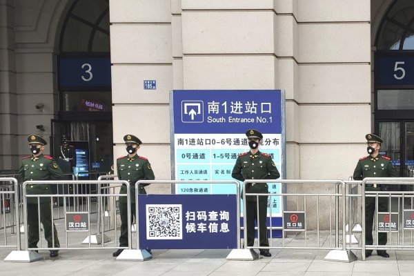 Gesperrter Bahnhof in Wuhan - © Foto: -/Thepaper/AP/dpa