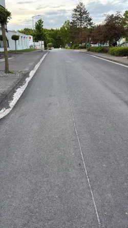 Solche Spuren im frisch asphaltierten Försterweg könnten beträchtliche Kosten verursachen, befürchtet die Stadt Barntrup. - © Stadt Barntrup