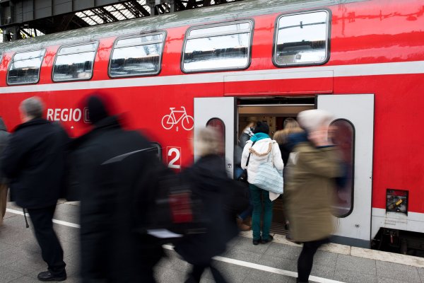 Streckensperrung zwischen Paderborn und Altenbeken: Es wird ein Schienenersatzverkehr eingerichtet. - © dpa