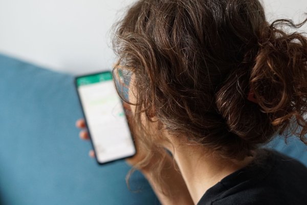 Kein Anruf, keine Nachricht, nichts: Auch früher wurden Menschen nach dem Kennenlernen einfach sitzengelassen, aber heutzutage gilt dies in der Datingwelt als «Plage». - © Weronika Peneshko/dpa