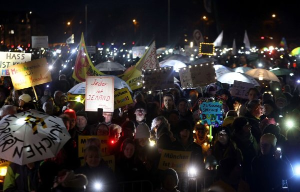 Die Demo «Lichtermeer für Demokratie, gegen Rassismus, Antisemitismus und Hetze» auf der Theresienwiese in München. - © Karl-Josef Hildenbrand/dpa
