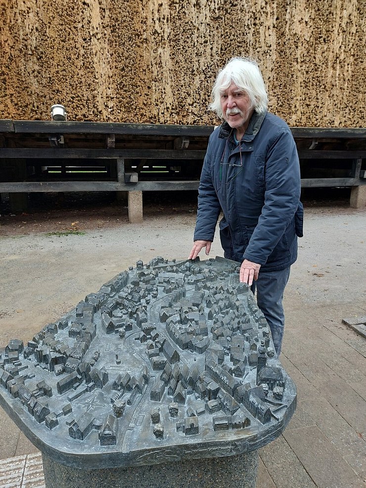 Bildhauer Egbert Broerken präsentiert die fühlbare Stadtansicht. Das neue Zinnbronze-Tastmodell. ist in der Parkstraße auf Höhe des Hauses Nummer sechs aufgestellt. - © Stadt Bad Salzuflen