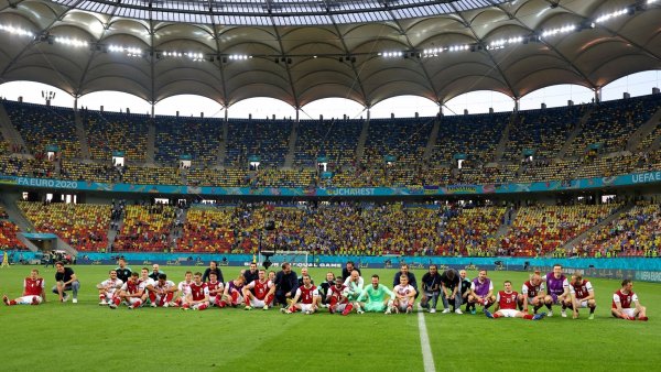 Noch lange nach Spielende genossen die Österreicher den Einzug ins EM-Achtelfinale. - © Marko Djurica/Reuters Pool/AP/dpa