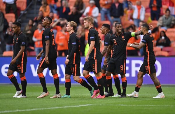 Souveräner Gruppensieger: Mit drei Siegen zieht die Niederlande ins EM-Achtelfinale ein. - © Marius Becker/dpa