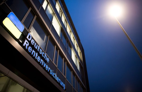 Die Rentenversicherung startet ein neues Online-Portal. Es soll dabei helfen, die zukünftige individuelle Situation im Rentenalter einschätzen zu können. - © Julian Stratenschulte/dpa