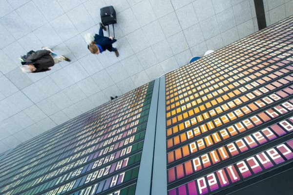 Bei Flugausfällen haben Reisende bestimmte Rechte. Gibt es darüber Streit mit der Airline, können Schlichtungsstellen oft helfen. - © Tobias Hase/dpa-tmn