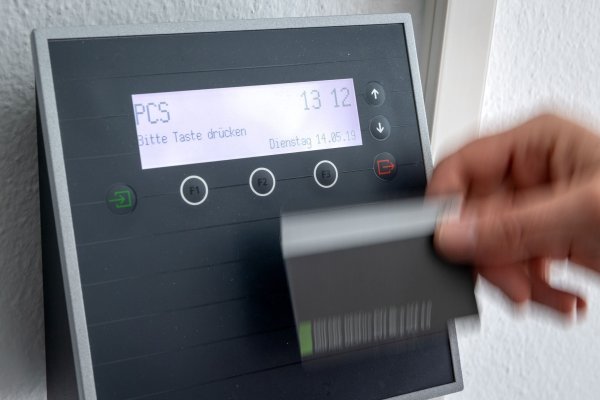 Achtung Arbeitszeitbetrug: Besteht der dringende Verdacht, dass Beschäftigte sich zu Hause in der Arbeitszeiterfassung einloggen, aber erst später im Büro anfangen zu arbeiten, kann das eine Kündigung rechtfertigen. - © Sina Schuldt/dpa/dpa-mag