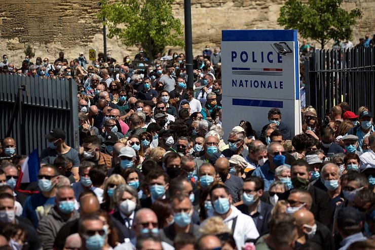 Gedenken an toten Polizisten in Frankreich - © Foto: Daniel Cole/AP/dpa