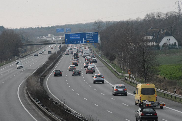 Mehrere Verletzte nach Unfall auf A 2 bei Herzebrock-Clarholz - © ANDREAS EICKHOFF