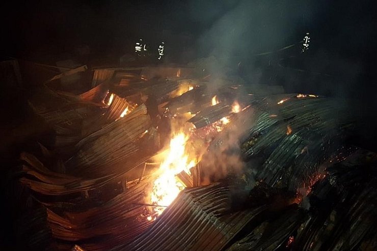 Ein Gro&szlig;brand in B&ouml;dexen hielt die Feuerwehr in der Nacht in Atem. - &copy; Thomas Kube