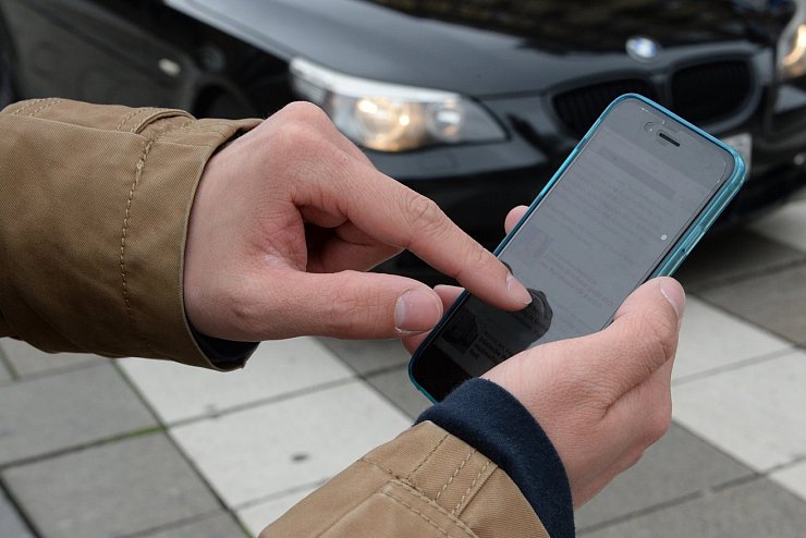 Fußgänger durch Smartphones abgelenkt - © Foto: Franziska Kraufmann/Illustration