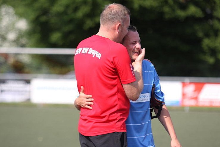Andr&eacute; Placke (l.) und Kevin Lucius haben mit ihren Teams den Klassenerhalt geschafft. - &copy; FOTO: BJ&Ouml;RN KENTER