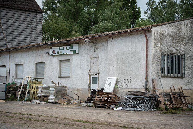 Die Polizei hat das Equipment aus dem Gebäude herausgeräumt. - © Freitag TV