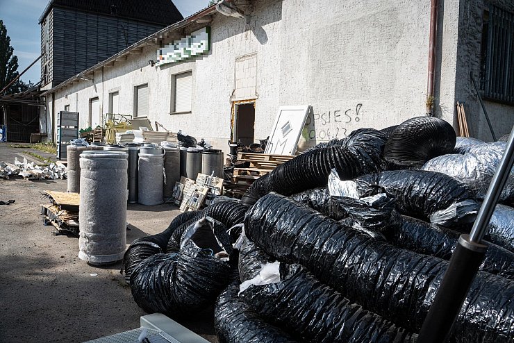 Die Polizei hat das Equipment aus dem Gebäude herausgeräumt. - © Freitag TV