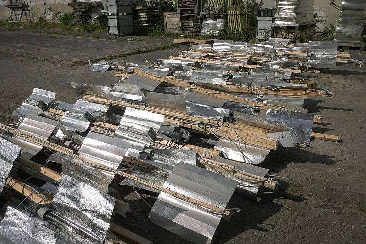 Die Polizei hat das Equipment aus dem Gebäude herausgeräumt. - © Freitag TV