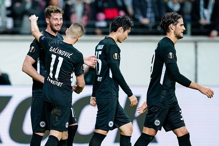 Eintracht-F&uuml;hrung - &copy; Foto: Uwe Anspach/dpa