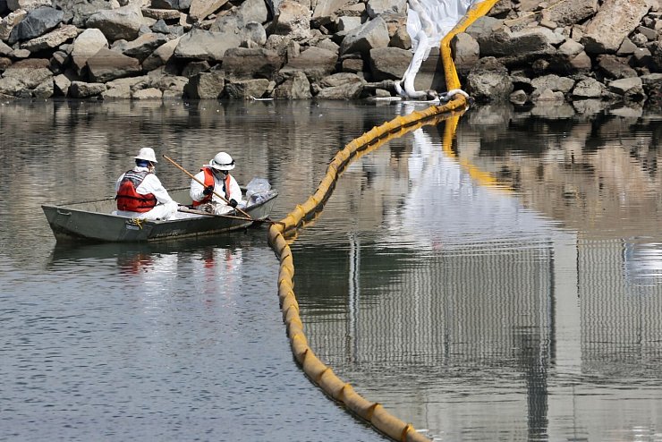 &Ouml;lfilm auf dem Wasser - &copy; Foto: -/XinHua/dpa