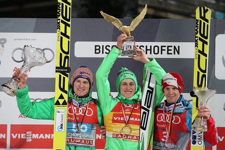 Der zweitplatzierte Severin Freund (l) steht neben Sieger Peter Prevc und Michael Hayb&ouml;ck. - &copy; Foto: Daniel Karmann