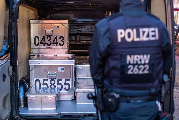 Gro&szlig;razzia - &copy; Foto: Christoph Reichwein/dpa