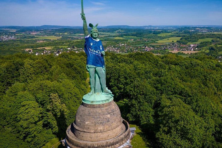 Das Hermannsdenkmal in Detmold im temporären neuen Look. - © Mike-Dennis Müller