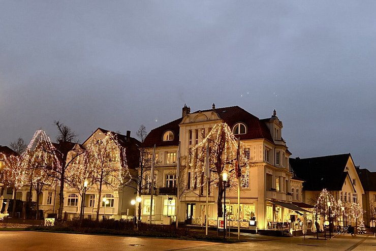 Die Bäume in der Innenstadt erstrahlen mit Lichterketten. - © Apple Photos Clean Up
