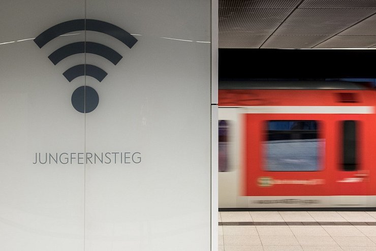 Bahn - WLAN - &copy; Foto: Daniel Bockwoldt/dpa