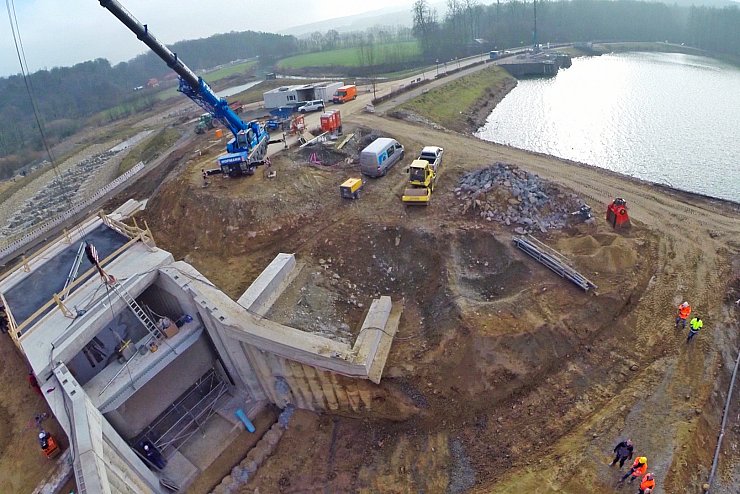 Einbau der Schütztafel in den Staudamm Schieder-See. Foto: Robin Jähne