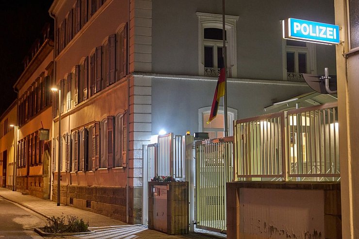 Landesfahne auf halbmast - &copy; Foto: Thomas Frey/dpa