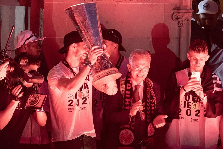 - &copy; Boris Roessler/dpa