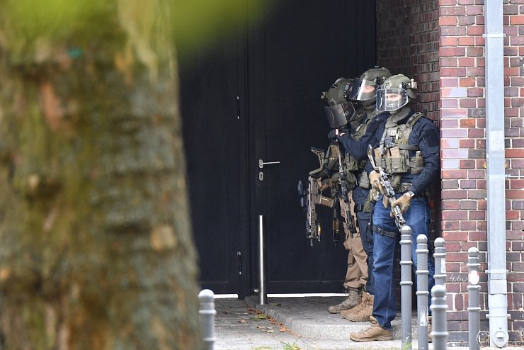 Schwer bewaffnete Polizisten - &copy; Foto: Paul Zinken/dpa-Zentralbild/dpa