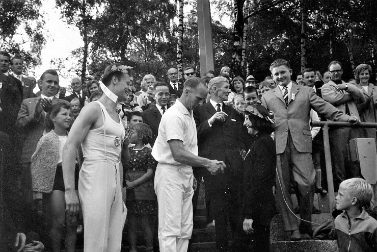 Siegerehrung beim Open-Air-Bezirksturnfest 1964 durch Gauturnwart Fritz Ellersiek aus Helpup. Hinter ihm B&uuml;rgermeister Heinrich Kramer, rechts davon TSV-Vorsitzender Fritz Broscheit. - &copy; Horst Biere