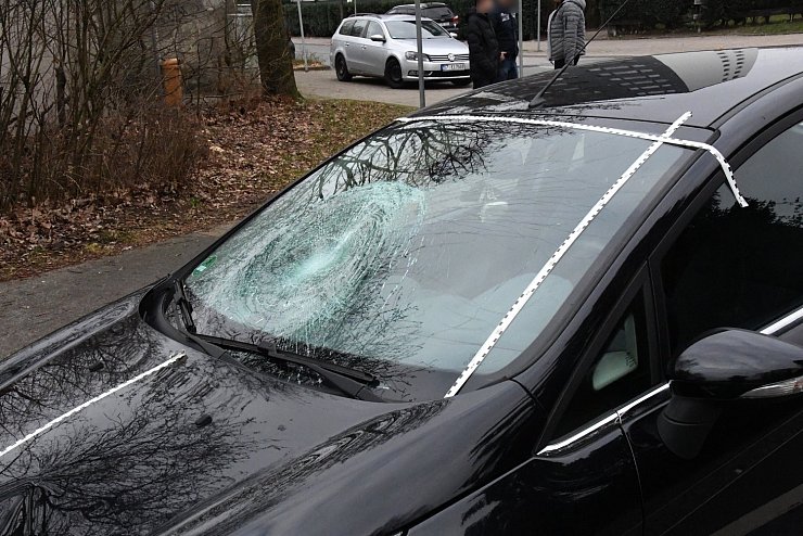 Lebensgefährlich verletzt wurde am Samstagmorgen um 9.25 Uhr ein lettischer Staatsbürger, als er nach ersten Erkenntnissen der Polizei unvermittelt hinter einem Bus hervortrat und die Sürenheider Straße überqueren wollte. - © Andreas Eickhoff