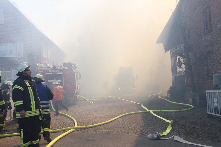 Großbrand: Auf einem landwirtschaftlichen Gut in Bredenborn ist ein Feuer ausgebrochen. - © Madita Schellenberg