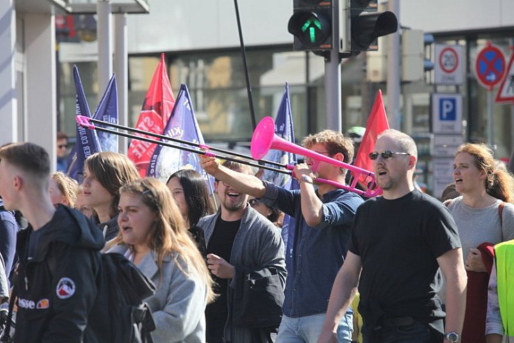 Klima retten: Rund 2000 Menschen gehen in Detmold bei der bislang größten "Fridays for Future"-Demo auf die Straße. - © Bernhard Preuss