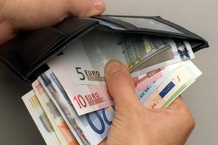 Schritt 3: Genügend Bargeld abheben. Wer weiß, wo Sie im Streikchaos landen und ob es dort EC-Karten-Automaten oder Kartenlesegeräte gibt. Wer Geld hat, ist unabhängig. Außerdem kann man nie wissen, was man unterwegs doch noch braucht  . . .
