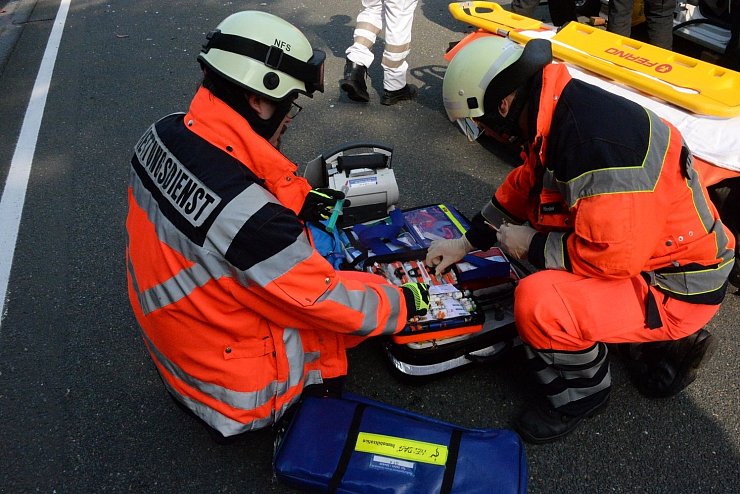 Durch die Wucht des Aufpralls erlitt die 52-Jährige offenbar eine Verletzung an der Wirbelsäule. - © Andreas Eickhoff