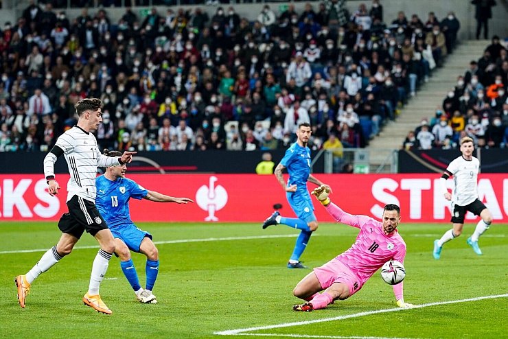 - &copy; Uwe Anspach/dpa